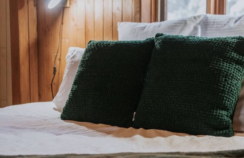 Saint-Gabriel-de-Valcartier Cabin | À découvrir: chalet en bois avec ruisseau!