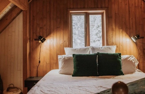 Saint-Gabriel-de-Valcartier Cabin | À découvrir: chalet en bois avec ruisseau!