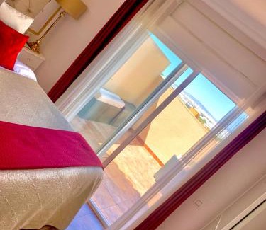 Roquetas de Mar Apartment | ÁTICO DELUXE entre CENTRO y PLAYA Salinas con TERRAZA, WIFI, PISCINA climatizada, GYM, SAUNA y GARAJE -Smart TV
