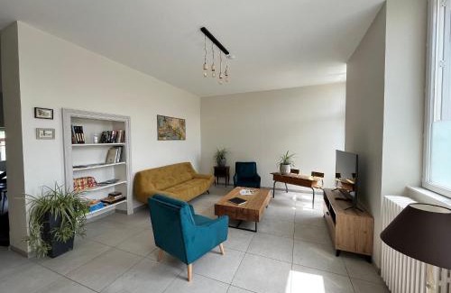 Paudy House | École rénovée avec terrasse, 3 chambres, draps, ménage et chauffage inclus - FR-1-591-344