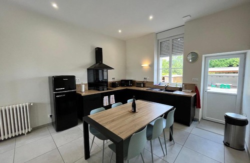 Paudy House | École rénovée avec terrasse, 3 chambres, draps, ménage et chauffage inclus - FR-1-591-344