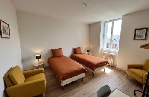 Paudy House | École rénovée avec terrasse, 3 chambres, draps, ménage et chauffage inclus - FR-1-591-344