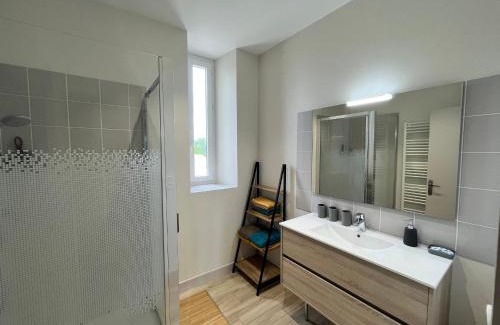 Paudy House | École rénovée avec terrasse, 3 chambres, draps, ménage et chauffage inclus - FR-1-591-344