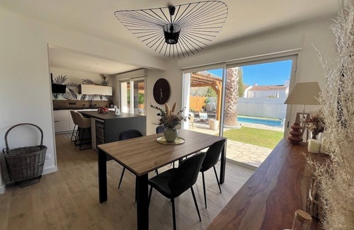 Lattes Villa | Élégante Villa Avec Piscine à Deux pas de la mer