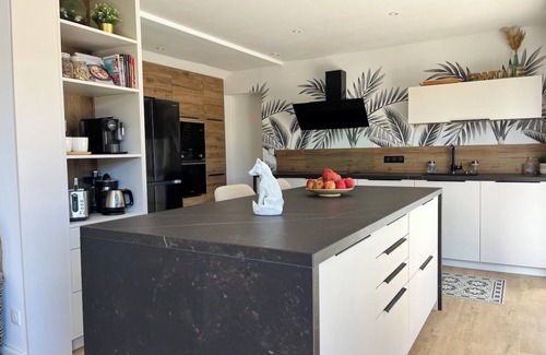 Lattes Villa | Élégante Villa Avec Piscine à Deux pas de la mer