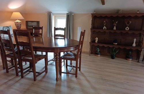 Saint-Lumier-la-Populeuse Apartment | Évasion rustique et confortable