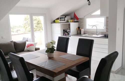 Pavicini Apartment | Šarmantno stanovanje sa krasnim pogledom na more i prelijepa zelena Istra.