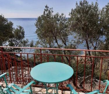 Plomari House | Δωμάτια Κόκκινος Πύργος