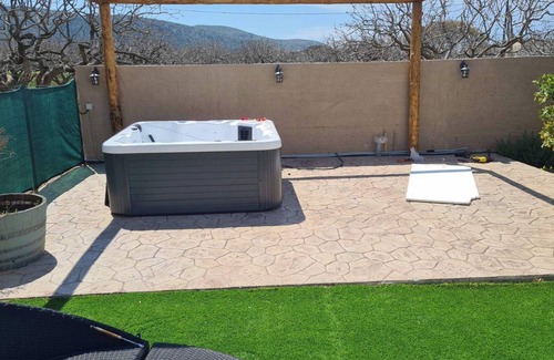 Palaia Fokaia Cottage | Εξοχική παραθαλασια κατοικία σε κήπο με τζακουζι. GARDEN HOUSE