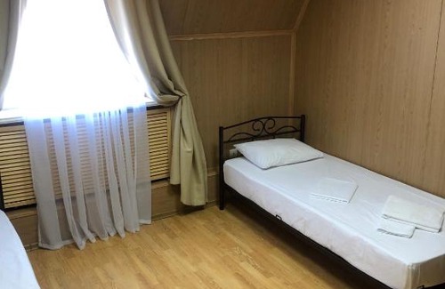 Zapadnyy okrug Hotel | Гостевой дом с геранью