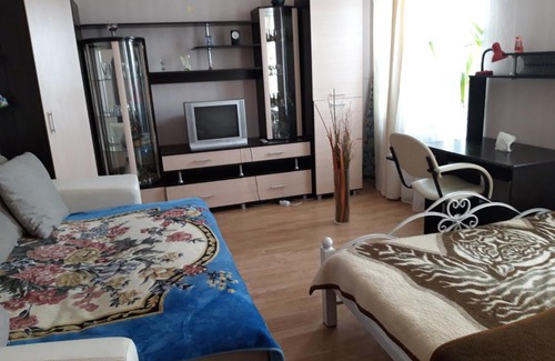 Bryansk Apartment | Дом с часами на площади Партизан