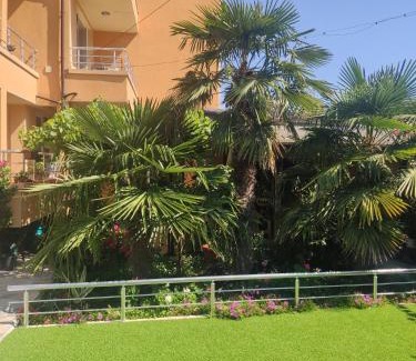Chernomorets House | стаи за гости Левтерови