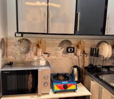 Al Duqqi Apartment | استديو فندقي بالعجوزة