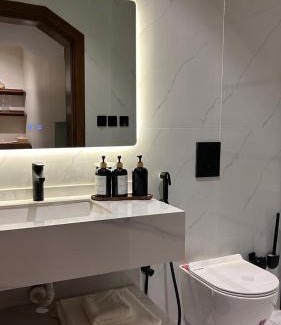 Al Kura House | غرف فندقية بمدخل خاص - عمارة سكنية