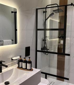 Al Kura House | غرف فندقية بمدخل خاص - عمارة سكنية