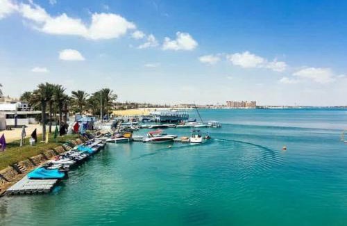 Marina El Alamein Ski Chalet | للإيجار 4 غرف أول صف بحر مارينا الساحل الشمالي العلمين 0ج