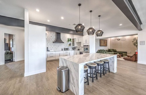 Foothills House | ᨒ CIELO Modern Pool Oasis. Pickleball+Dog Friendly