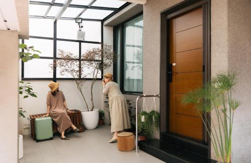 Tainan City Centre House | 珍遇珍寓 June June House-台南包棟民宿 8-14人可包棟-雙人房可訂-台南住宿電梯民宿