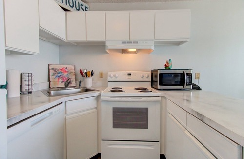 Wilmington Beach Condo | 0706 Dolphin's Den 1 Bedroom Home