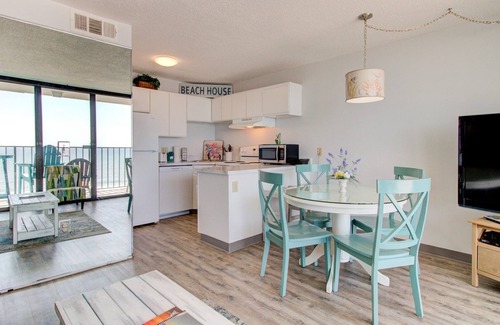 Wilmington Beach Condo | 0706 Dolphin's Den 1 Bedroom Home