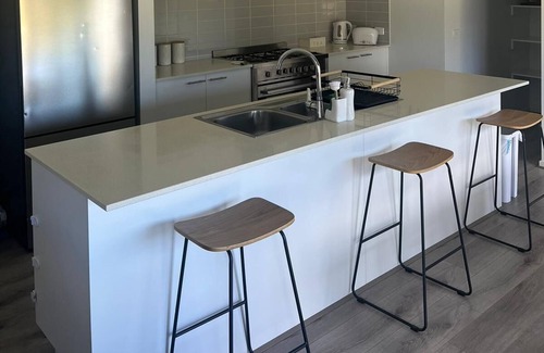 Metung House | 0nly 500m away from Metung Hotsprings with a sea view