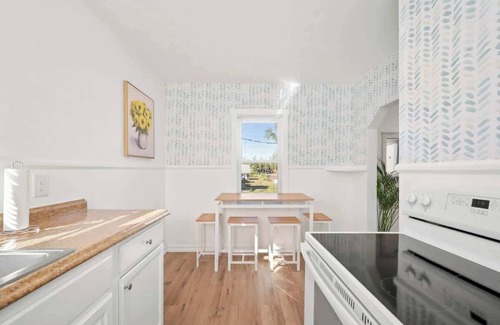 Lakeland House | 1/1 Affordable Downtown Pet Friendly Home