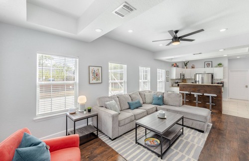 Nevada Street House | 1.4 Miles from Riverwalk, Firepit, Cactus House 🌵