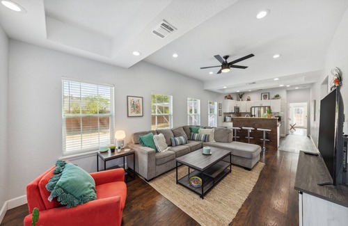 Nevada Street House | 1.4 Miles from Riverwalk, Firepit, Cactus House 🌵