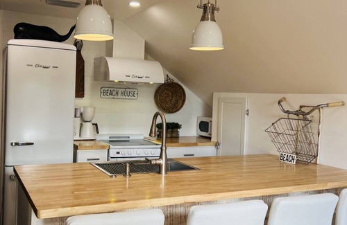 Hobe Sound Apartment | 1.43 miles to the Beach! Right Off of Gomez Avenue! Brand new and immaculate!