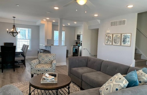 North End House | 1.5 Blocks to Beach! Upscale 4BR/2BA Side-by-Side w/ELEVATOR-North Boardwalk