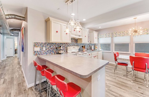 Oakdale Park Apartment | 1,500 sq/ft retro style 3 bedroom 2 bath king bed Big Rig parking. Garage!