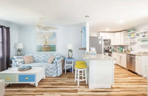 Jensen Beach Cottage | 1.7 to Ocean! 4Beds, 2 Bikes,W&D, Grill,Park Boat, Pickleball, Screened TV porch