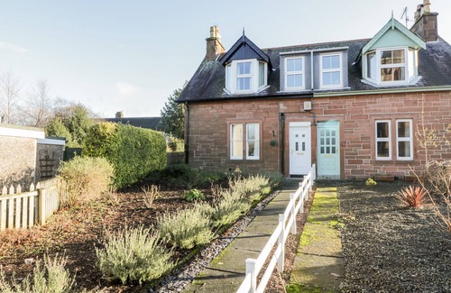 Thornhill Cottage | 1 ALPINE PLACE, family friendly, with a garden in Thornhill