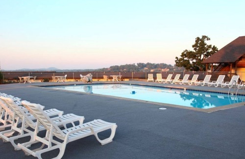 Kimberling City Condo | 1 - BD Economy Suite Walk-in Level 211