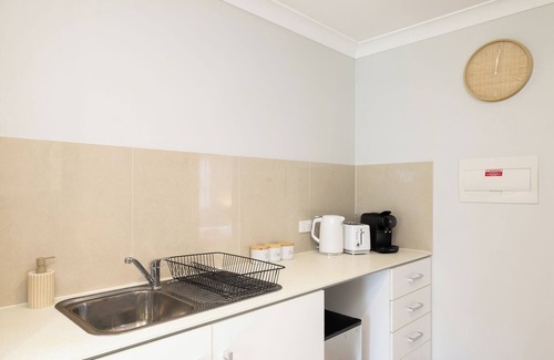 Rocklea Apartment | 1 Bdr Apt! Garage! Espresso! GST Credits! 373B1