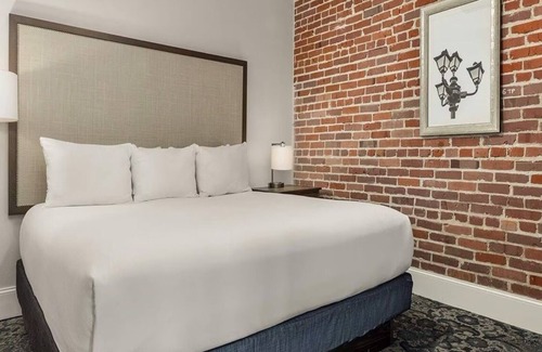 Central Business District Resort | 1-Bdrm Suite in NOLA Historic Warehouse District Near the Famous French Quarter