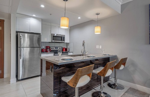 Crescent Heights Condo | 1 Bed + 1 Bath Vibrant, Stylish & Cozy Waterfront Condo in Downtown