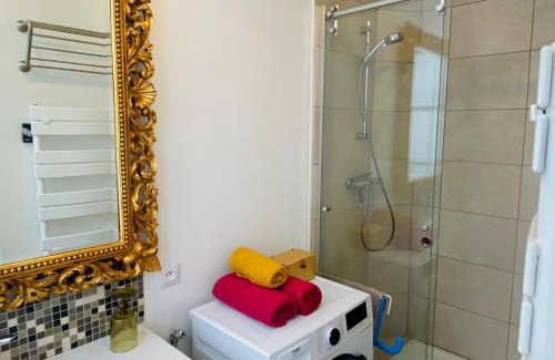 Quartier de la Porte-Saint-Denis Apartment | 1 Bed Apartment Sleeps 4 Mezzanine -WiFi -Tv