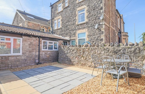 Weston-super-Mare House | 1 bed bungalow, sleeps 4, 50 meters from the beach with off road parking.