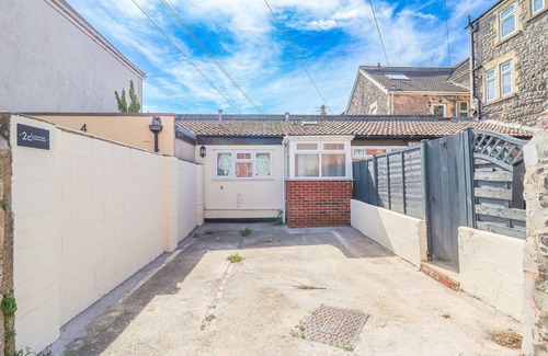 Weston-super-Mare House | 1 bed bungalow, sleeps 4, 50 meters from the beach with off road parking.