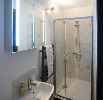 Langford House | 1 Bed Cabin - Sleeps 2 - Pets - Garden - Parking