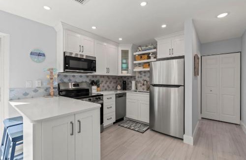 Englewood House | 1 Bed Cottage Walk to Beach, Bikes, Kayaks, Beach Gear, Fishing