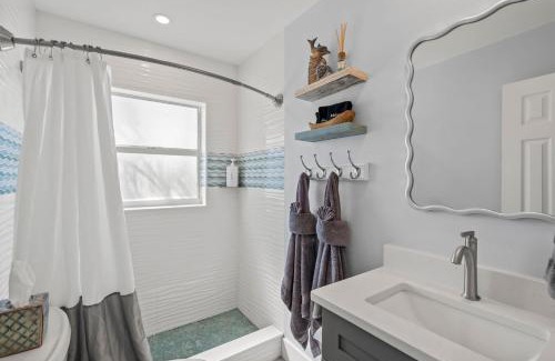 Englewood House | 1 Bed Cottage Walk to Beach, Bikes, Kayaks, Beach Gear, Fishing