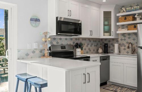 Englewood House | 1 Bed Cottage Walk to Beach, Bikes, Kayaks, Beach Gear, Fishing