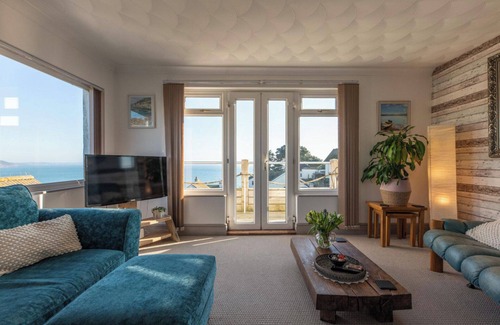 Looe Apartment | 1 Bed Flat - Sleeps 2 - Pets - Balcony - Parking
