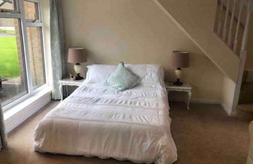Auchengray House | 1 Bed House - Central Free Parking Wifi