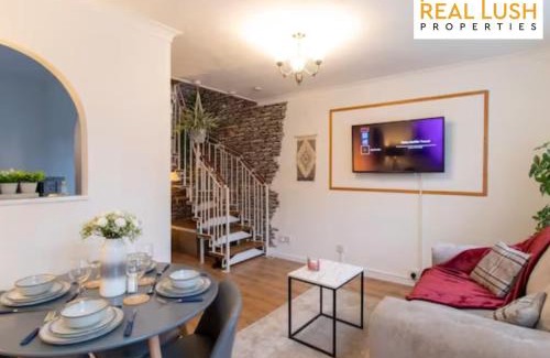 Wolverhampton Apartment | 1 Bed House- Free Parking- New Cross Hospital By Lush Properties