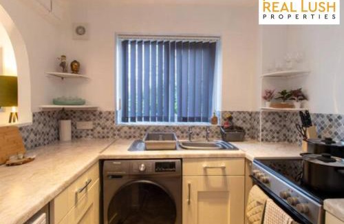 Wolverhampton Apartment | 1 Bed House- Free Parking- New Cross Hospital By Lush Properties