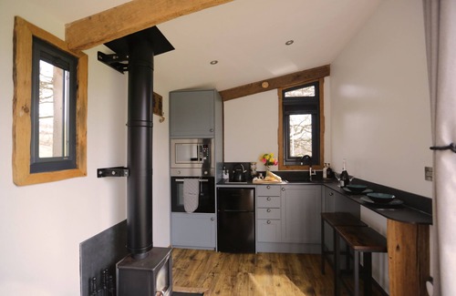 Horner House | 1 Bed Hut - Sleeps 4 - Pets - Parking