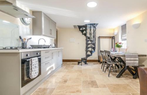 Westbrook Court House | 1 Bed in Moccas 87736